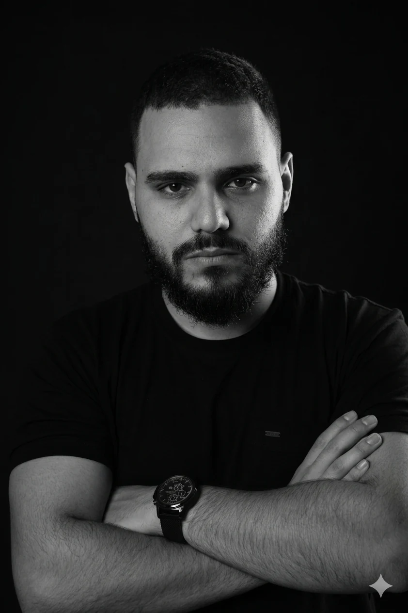 Cristian Cerqueira, desenvolvedor full stack, em retrato preto e branco